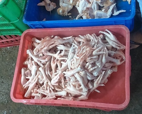 Rùng mình sự thật bên trong kho chân, cánh gà ở đường biên
