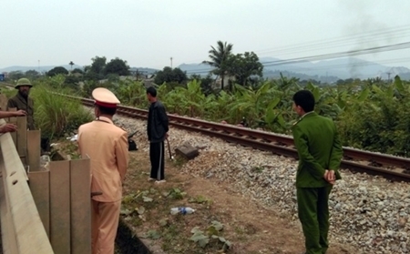 Xuống xe đi vệ sinh, cô gái trẻ bị tàu hỏa tông chết