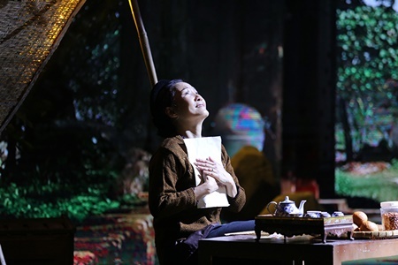 Hồng Đào rớm nước mắt vì được Quang Minh trao nhẫn cưới