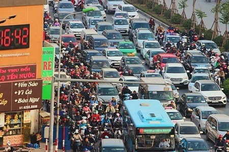 Chiều 27 Tết, xe cộ nối hàng dài bất tận khắp các tuyến phố Hà Nội