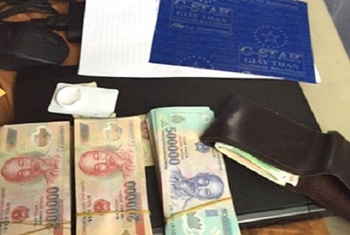 Nữ tiếp viên tàu SE1 trả gần 100 triệu đồng cho hành khách bỏ quên