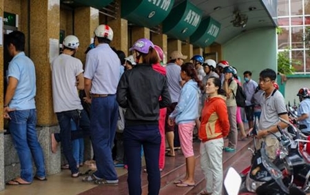 Công nhân xếp hàng dài chờ rút tiền ATM