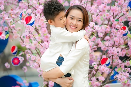 Diệp Bảo Ngọc đưa con trai dạo phố xuân