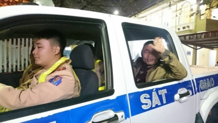 Ấm áp hình ảnh CSGT Hà Nội đưa 2 người dân hoàn cảnh về quê đón giao thừa