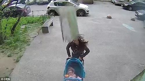 Người mẹ Nga sống sót kì diệu dù bị bê tông rơi vào đầu