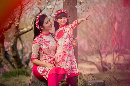 Ngọc Hân xúng xính áo dài đi du xuân cùng dàn mẫu nhí