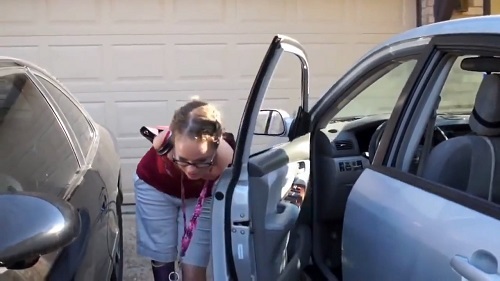 Cô gái thiếu hai tay vẫn lái ôtô điêu luyện