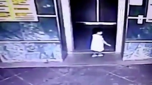 Mẹ nhanh trí đá con ngã ngửa tránh bị thang máy kẹp