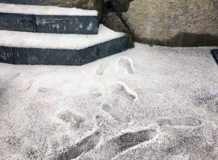 Mưa đá trắng xóa trên đỉnh Fansipan gây hiểu lầm là tuyết rơi