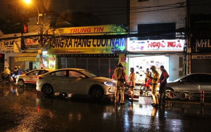 Tin tai nạn giao thông mới nhất ngày 4/2: 2 mẹ con đi xe máy rơi xuống hồ nước 