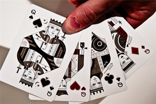 Bật mí ý nghĩa sâu xa phía sau những quân số và át bích trong bài Tây