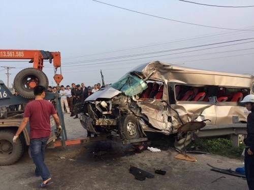 Tàu hỏa tông ôtô chở khách đi lễ, nhiều người thương vong