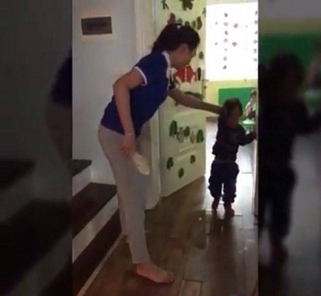 Phẫn nộ cô giáo chửi mắng, cầm dép đánh vào đầu trẻ 