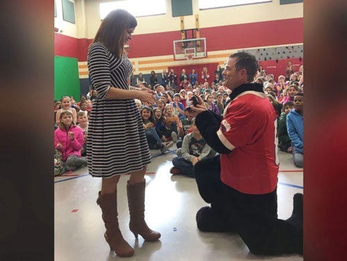 Nữ hiệu trưởng trường tiểu học được cầu hôn trước 600 học sinh