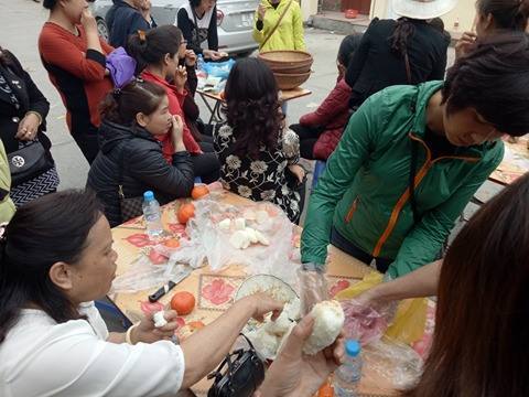Đóng cửa chợ gốm Bát Tràng: Tiểu thương mang cơm nắm ngồi ngay cổng chợ