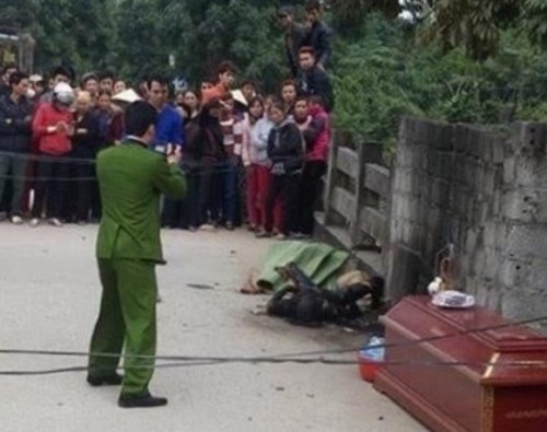 Người phụ nữ bốc cháy dữ dội bên đường ở Hưng Yên