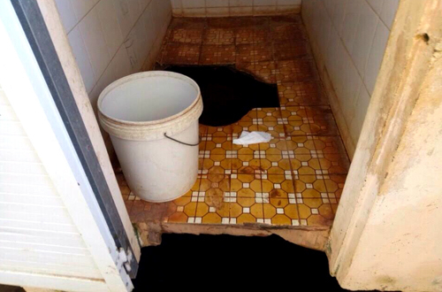 Đắk Lắk: Sụp bồn cầu trong trường, bé 5 tuổi bị chấn thương nặng