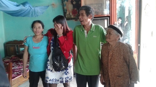 Cô gái bị lừa bán sang Trung Quốc vỡ òa hạnh phúc được về quê ăn Tết