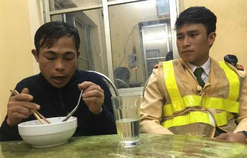 Phu hồ bị chủ bỏ đói, quỵt tiền được CSGT giúp đỡ