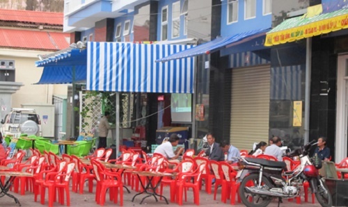 Khởi tố thiếu niên 17 tuổi chém gần lìa 2 tay đối thủ ở Sài Gòn