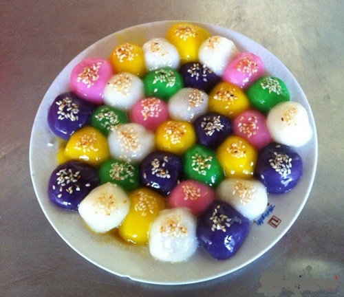 Khéo tay làm bánh trôi ngũ sắc cúng Rằm tháng Giêng