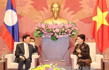Chủ tịch Quốc hội tiếp Thủ tướng Lào Thongloun Sisoulith
