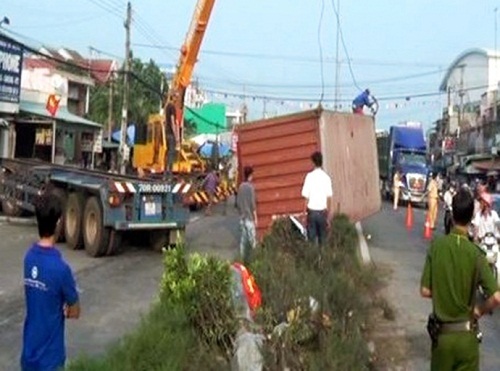 Tây Ninh: Xe container tông thẳng vào nhà dân vì tài xế ngủ gật