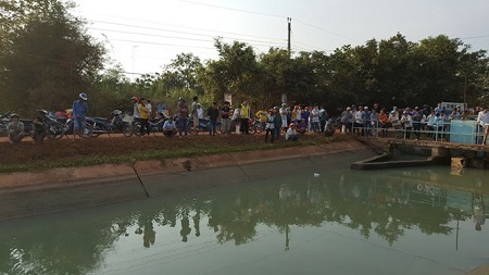 Trên đường đi ăn giỗ về, 3 người trong gia đình tử vong vì rơi xuống kênh