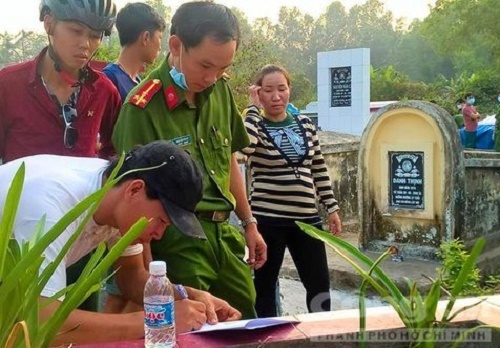 Nghi án mẹ lỡ tay làm rơi con 5 tháng tuổi dẫn đến tử vong rồi chôn ở chùa