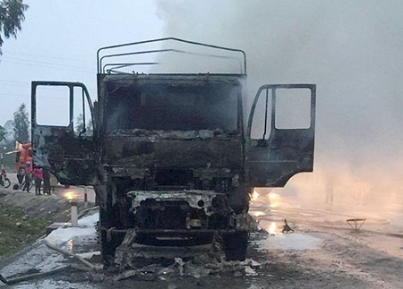 Xe tải chở bàn ghế gỗ ép bất ngờ bốc cháy dữ dội trên quốc lộ