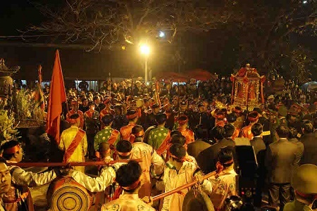 Lễ khai Ấn đền Trần 2017: Không còn cảnh tranh cướp lộc trên ban thờ 