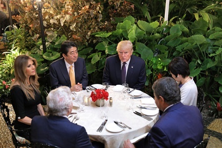 Tổng thống Donald Trump mời Thủ tướng Shinzo Abe ăn tối tại khu nghỉ dưỡng