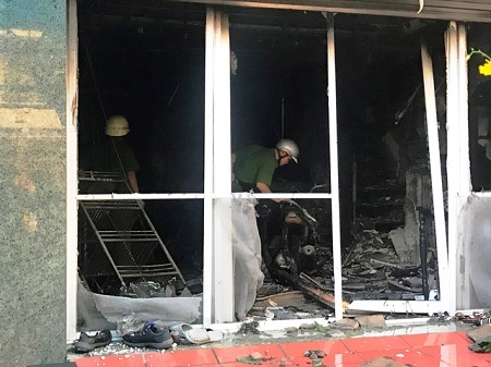 Lửa bao trùm căn nhà 4 tầng, 8 xe máy cháy trơ khung