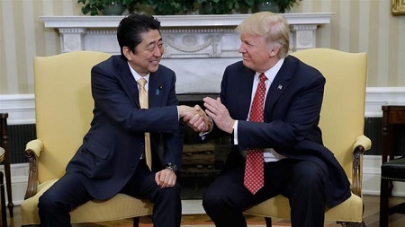 Tổng thống Donald Trump khen Thủ tướng Shinzo Abe tay khoẻ