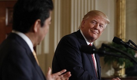 Vì sao không đeo tai nghe phiên dịch, Donald Trump vẫn hiểu ông Abe nói gì?