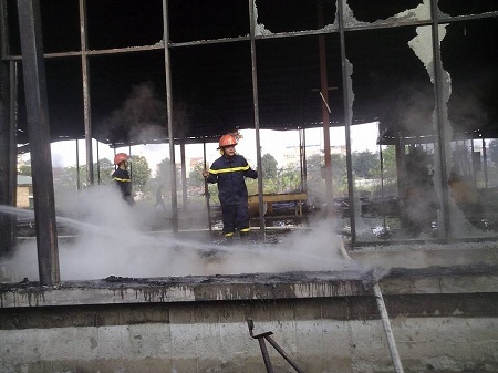 Lửa thiêu rụi khu nhà mẫu ven Hồ Tây