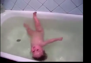 Bé sơ sinh tự bơi trong bồn tắm cực yêu