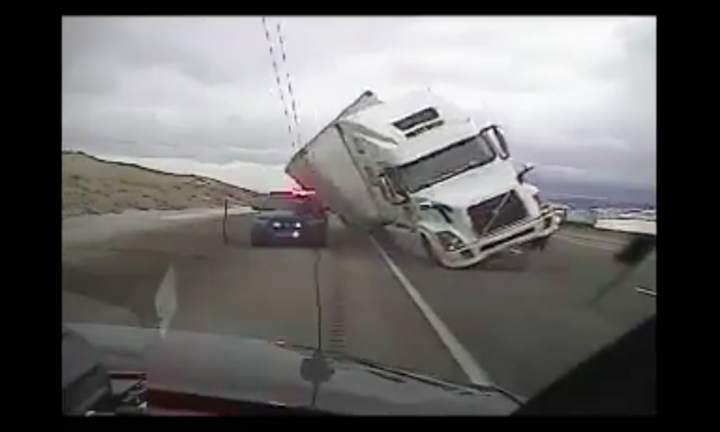 Bị gió thổi lật, xe đầu kéo đè bẹp xe cảnh sát