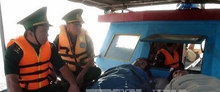 Bến Tre: Cứu sống 4 ngư dân bị chìm tàu giữa biển