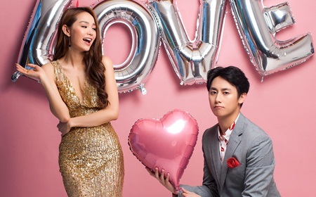Rocker Nguyễn quỳ gối “tỏ tình” với Minh Hằng dịp Valentine