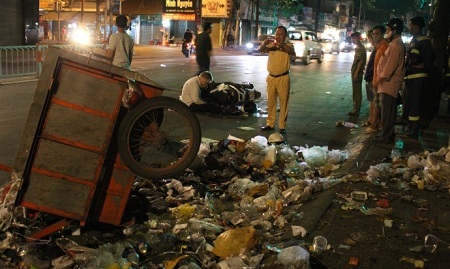 Đâm vào xe rác bên đường,