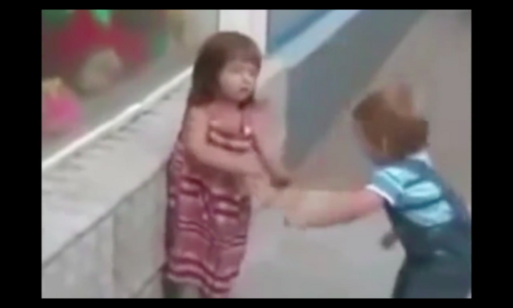 Bé trai liên tục bị đẩy ngã khi cố 'cưỡng hôn'