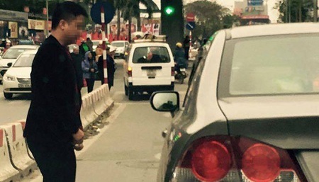 Hà Nội: Trinh sát hóa trang, ghi hình 'quý ông' tiểu bậy