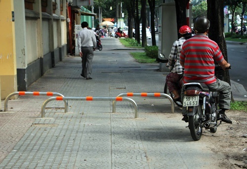 Tranh cãi gay gắt việc lắp barie ngăn xe máy chạy lên vỉa hè