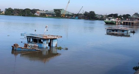 Sà lan chở 800 tấn thạch cao bất ngờ bị chìm khi đang neo đậu