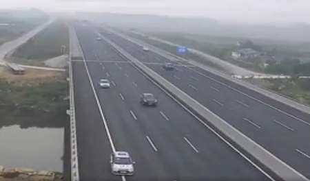 Chạy lùi trên cao tốc, hai tài xế bị tước bằng lái