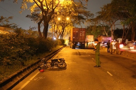 Chạy vào làn ôtô, người đàn ông nguy kịch vì bị xe container đâm