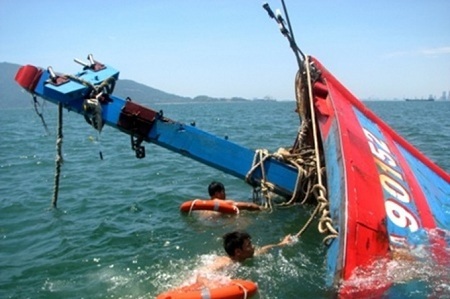Cứu sống 8 thuyền viên bị sóng đánh chìm tàu