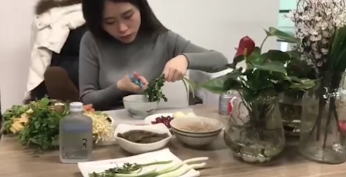 Tròn mắt xem cảnh tượng ăn lẩu có 1 không 2 giữa công ty