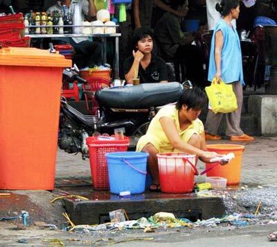 Phạt xả rác, tiểu bậy: Mức phạt tăng gấp nhiều lần liệu có hợp lý?